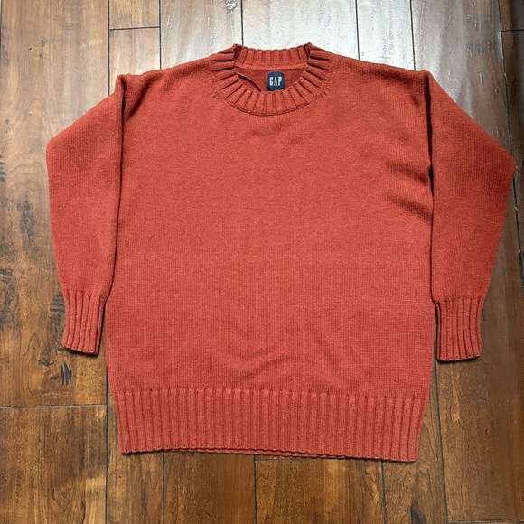 GAP Sweaters - Gap Relaxed Fit Crew Neck Ribbed Hem and Sleeves Rusty Collar Knitted Sweater XS
